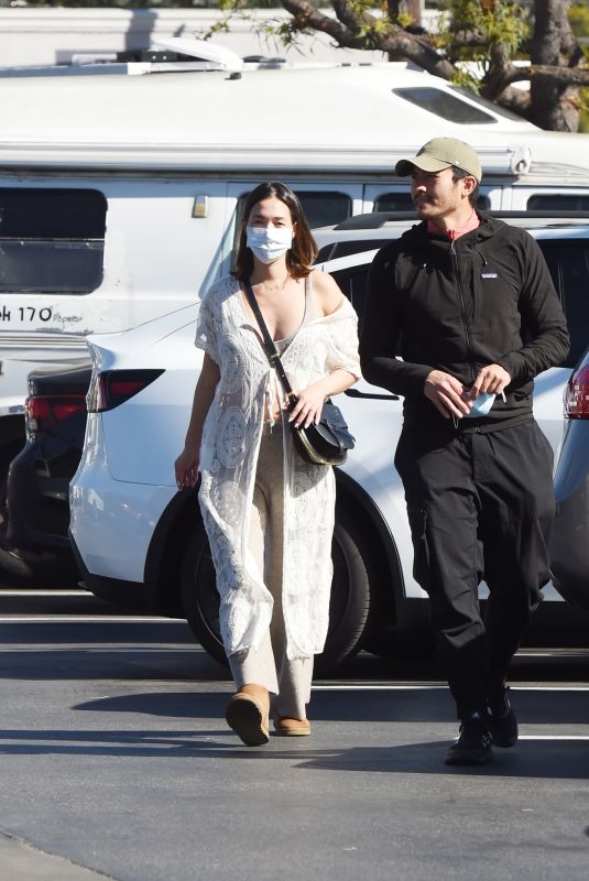 Pregnant LIV LO and Henry Golding Out Dhopping in Los Angeles 01/18/2021