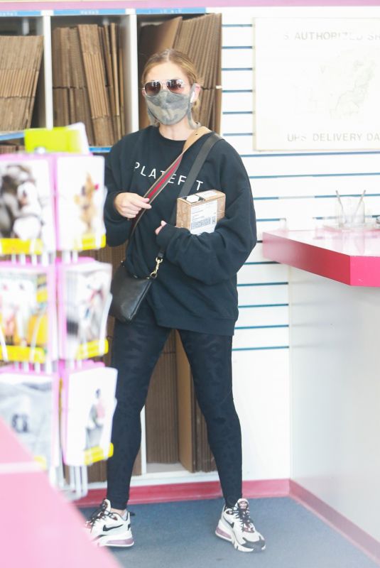 SARAH MICHELLE GELLAR at a USPS Store in Santa Monica 01/25/2021
