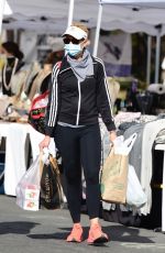 SARAH MICHELLE GELLAR Sgopping at Farmers Market in Brentwood 01/10/2021
