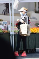 SARAH MICHELLE GELLAR Sgopping at Farmers Market in Brentwood 01/10/2021
