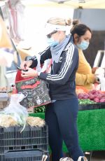 SARAH MICHELLE GELLAR Sgopping at Farmers Market in Brentwood 01/10/2021