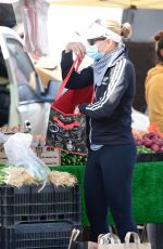 SARAH MICHELLE GELLAR Sgopping at Farmers Market in Brentwood 01/10/2021