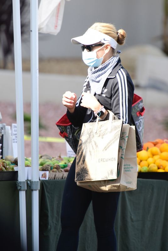 SARAH MICHELLE GELLAR Sgopping at Farmers Market in Brentwood 01/10/2021