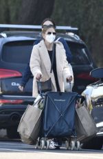 SARAH MICHELLE GELLAR Shopping at Farmers Market in Brentwood 01/25/2021