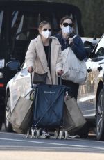 SARAH MICHELLE GELLAR Shopping at Farmers Market in Brentwood 01/25/2021