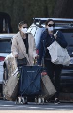 SARAH MICHELLE GELLAR Shopping at Farmers Market in Brentwood 01/25/2021