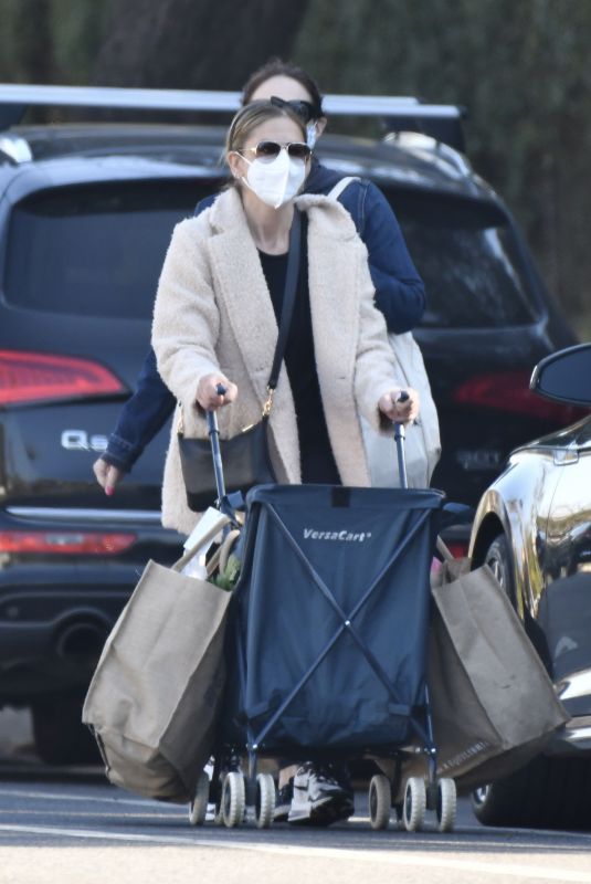 SARAH MICHELLE GELLAR Shopping at Farmers Market in Brentwood 01/25/2021