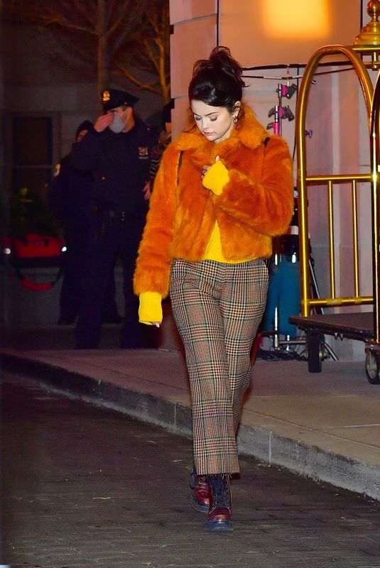 SELENA GOMEZ Arrives at Only Murders In the Building Set in New York 01/17/2021