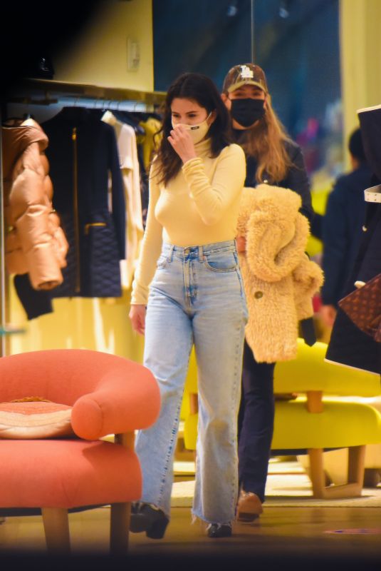 SELENA GOMEZ Out Shopping in New York 01/25/201
