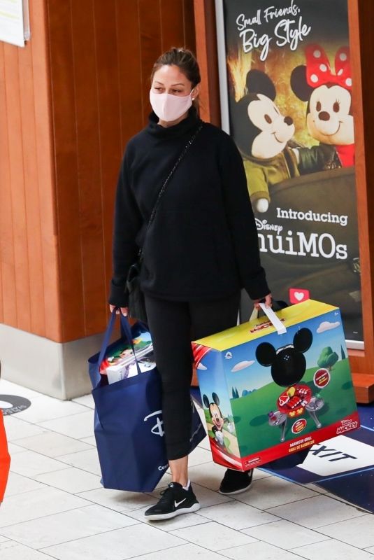 VANESSA MINNILLO Shopping at Disney Store in Los Angeles 01/29/2021