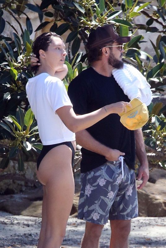 VANESSA VALLADARES and Zac Efron at Vaucluse Beach in Sydney 01/11/2021