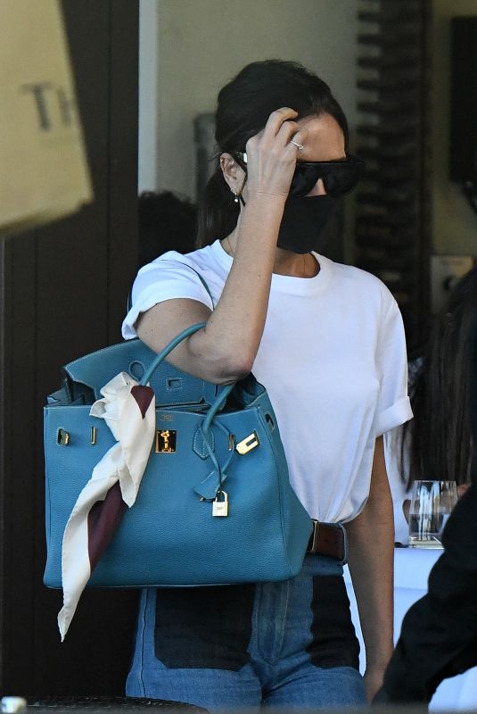 VICTORIA BECKHAM Out for Lunch in Miami 01/09/2021