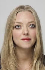 AMANDA SEYFRIED at Jennifer