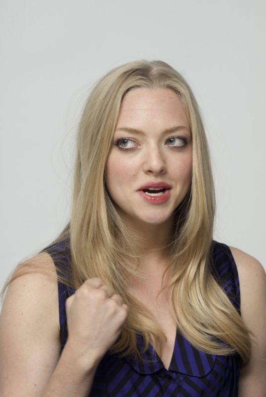 AMANDA SEYFRIED at Jennifer