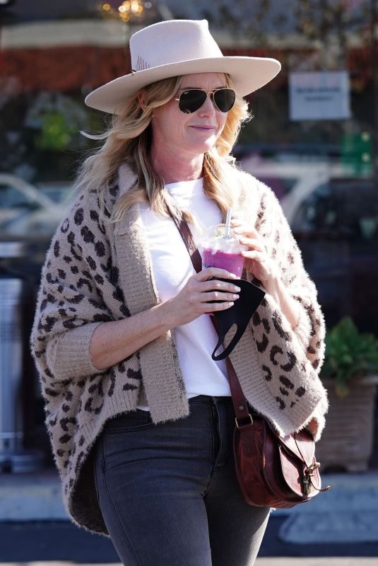 CATHERINE SUTHERLAND Out for Smoothie at Joi Cafe in Westlake Village 02/08/2021