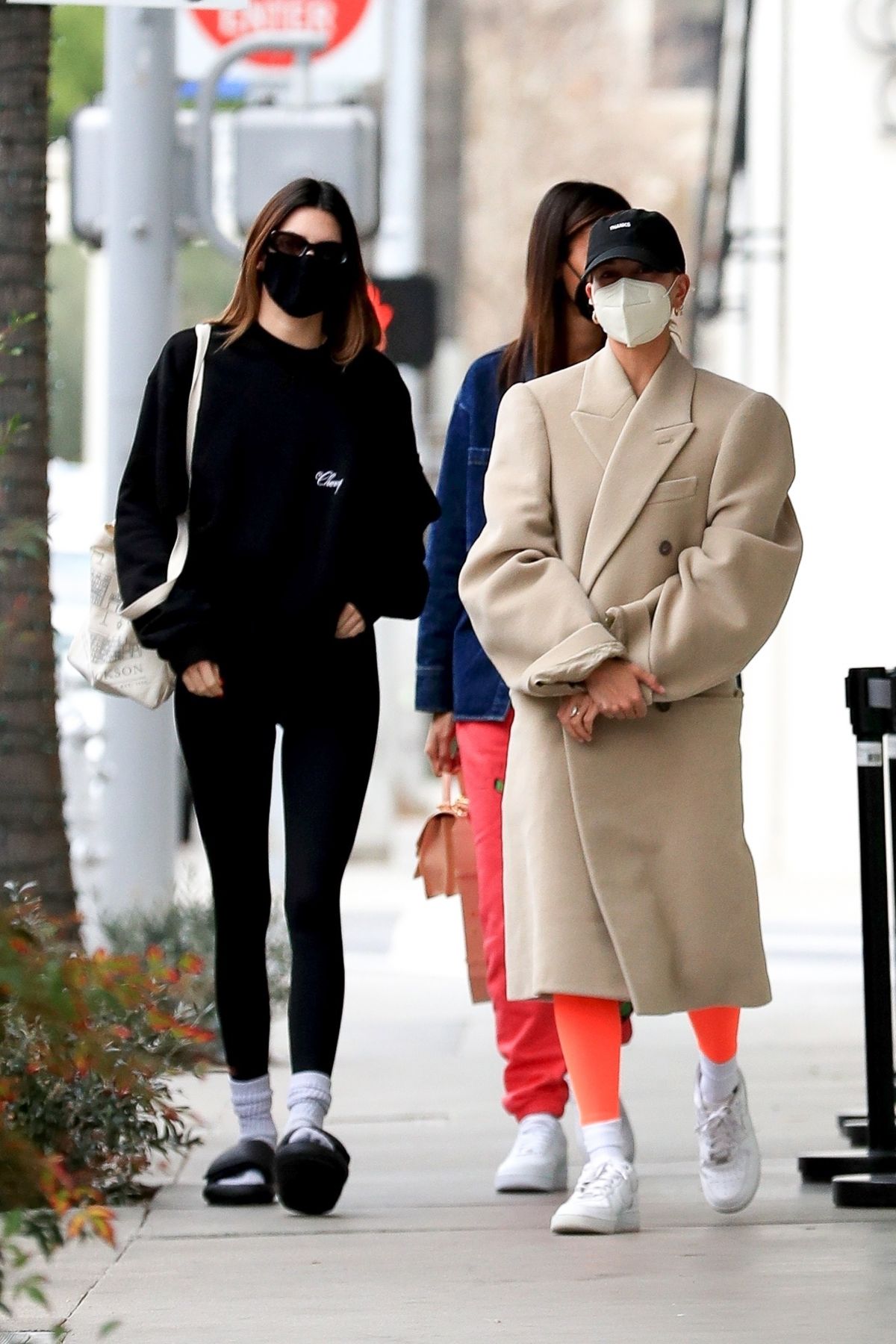 hailey-bieber-and-kendall-jenner-out-for-lunch-in-west-hollywood-02-01-2021-9.jpg