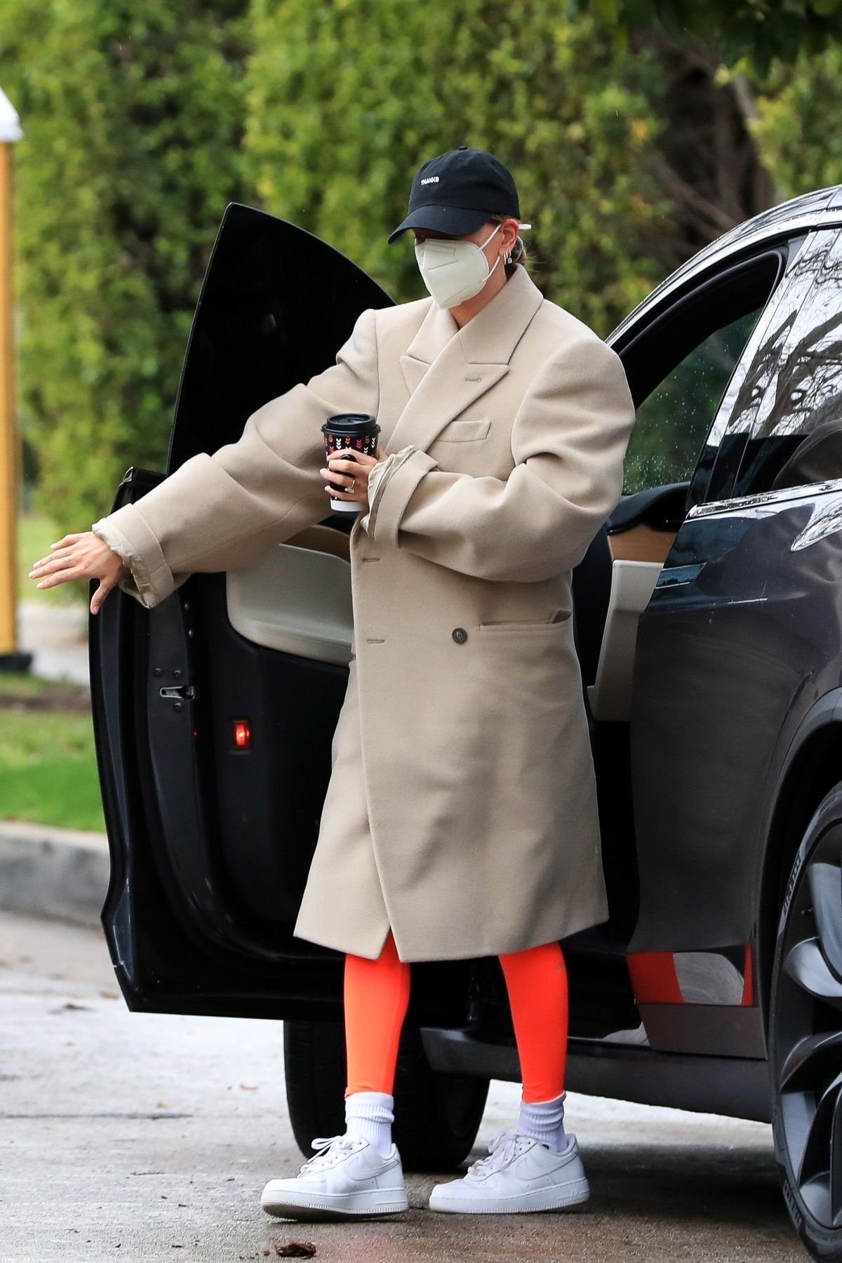 hailey-bieber-arrives-at-morning-workout-session-in-west-hollywood-02-01-2021-0.jpg