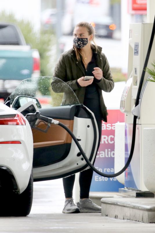 HANNAH BROWN at a Gas Station in Los Angeles 01/31/2021