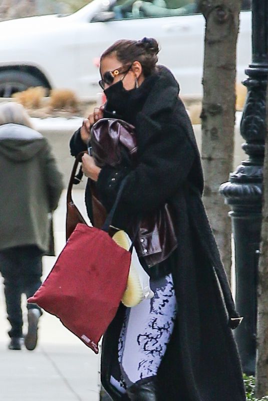 IRINA SHAYK Arrives at Her Apartment in New York 02/17/2021