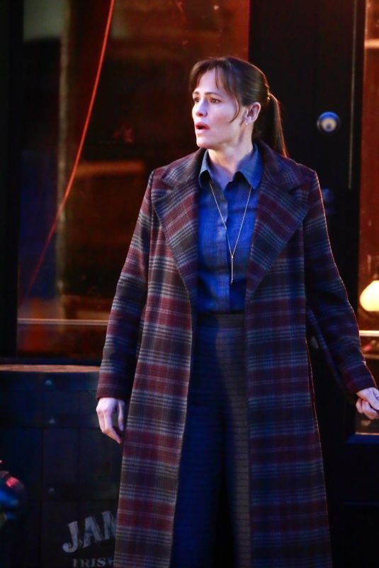 JENNIFER GARNER Acts a Scene from The Adam Project in Vancouver 02/224/2021