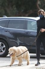 JENNIFER GARNER Out with Her Dogs in Pacific Palisades 01/30/2021