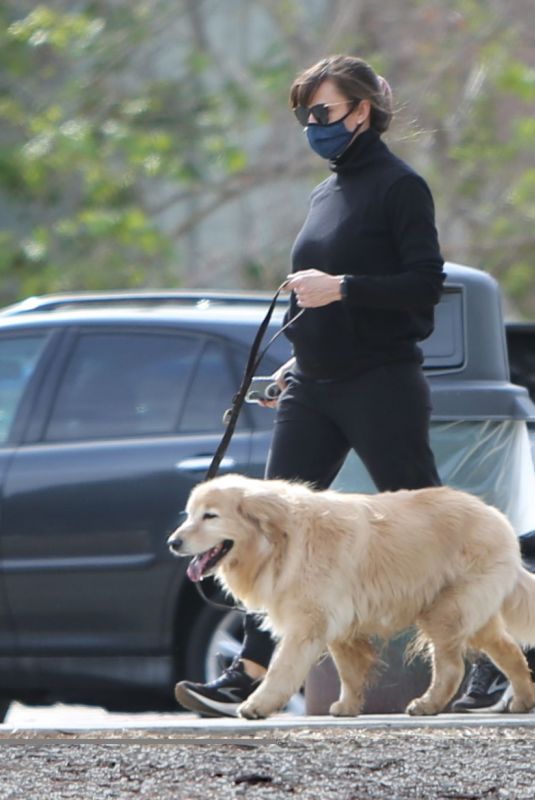 JENNIFER GARNER Out with Her Dogs in Pacific Palisades 01/30/2021
