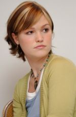 JULIA STILES at Mona Lisa Smile Press Conference 12/06/2003
