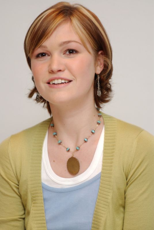 JULIA STILES at Mona Lisa Smile Press Conference 12/06/2003