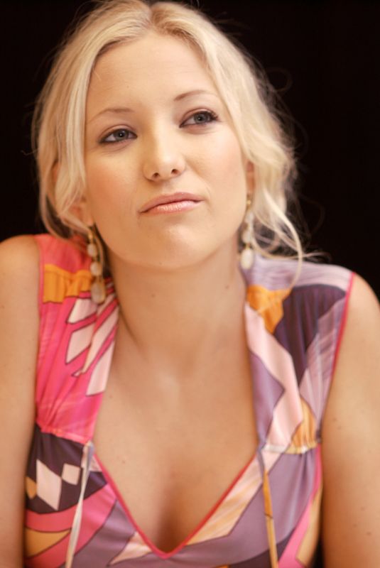 KATE HUDSON at Le Divorce Press Conference 07/26/2003