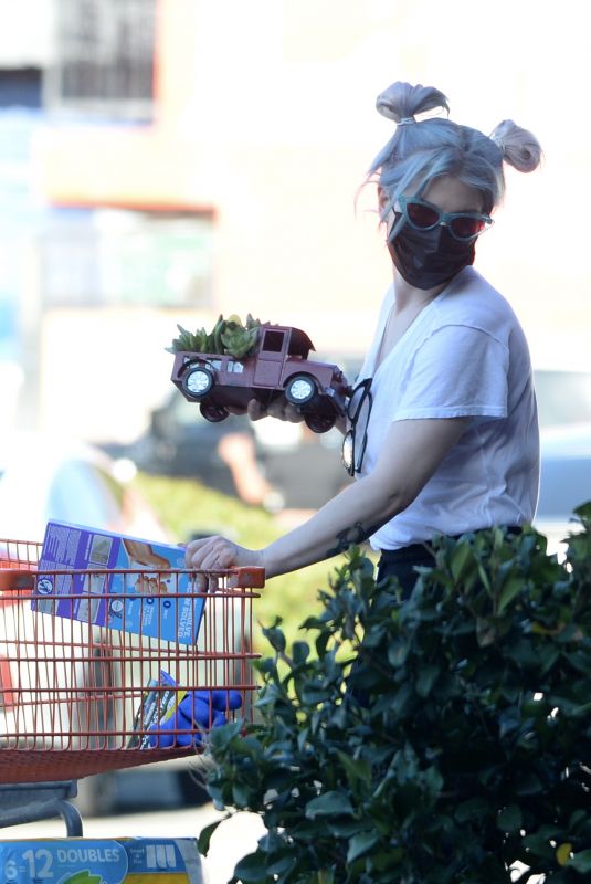 KELLY OSBOURNE Shopping at HomeDepot in Los Angeles 02/06/2021