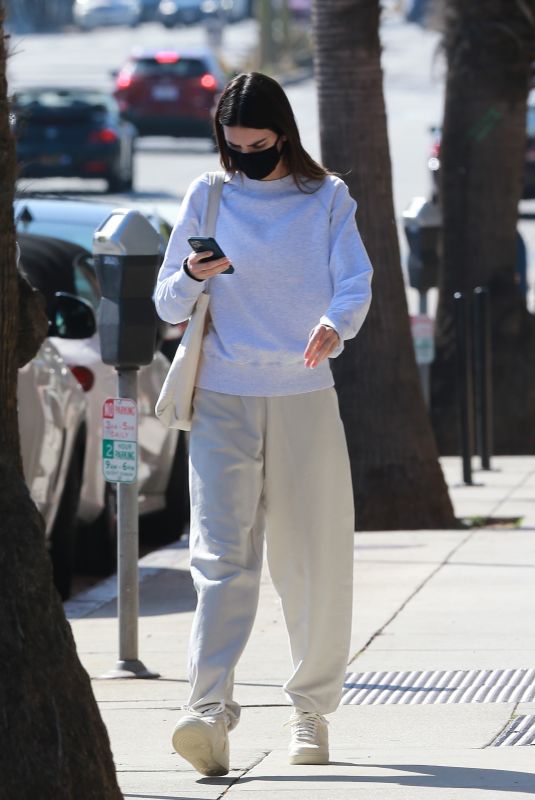 KENDALL JENNER Leaves a Doctor