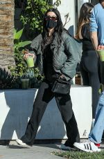 KOURTNEY KARDASHIAN Shoping for Furniture in West Hollywood 02/12/2021