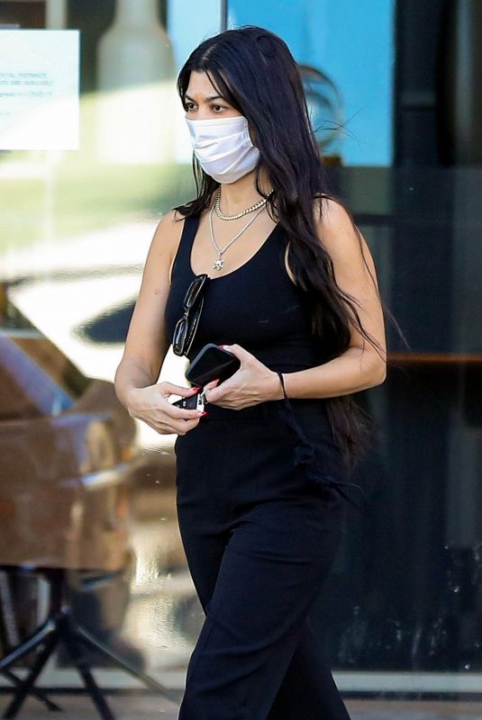 KOURTNEY KARDASHIAN Shoping for Furniture in West Hollywood 02/12/2021