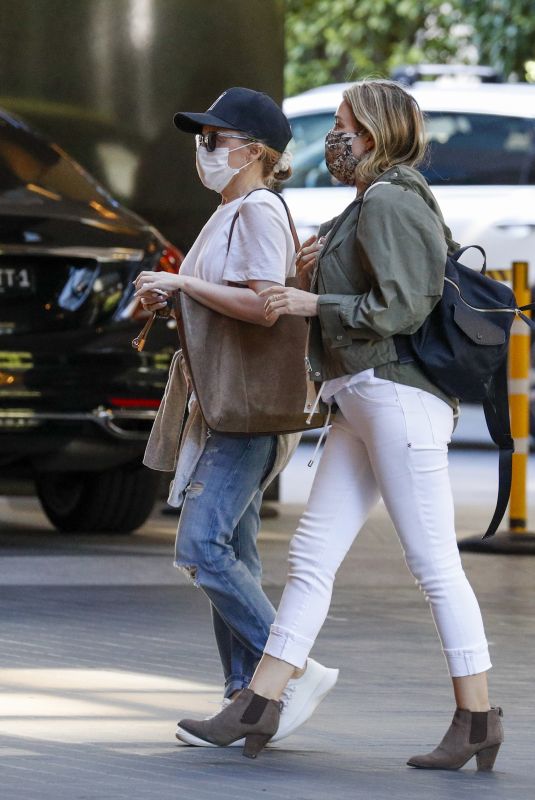 KYLIE and DANNII MINOGUE Out in Melbourne 02/11/2021