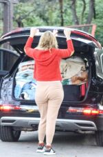 LAURA DERN Has Trouble with Trunk of Her Car in Brentwood 02/09/2021