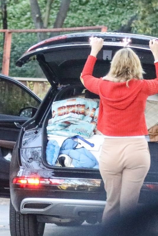 LAURA DERN Has Trouble with Trunk of Her Car in Brentwood 02/09/2021
