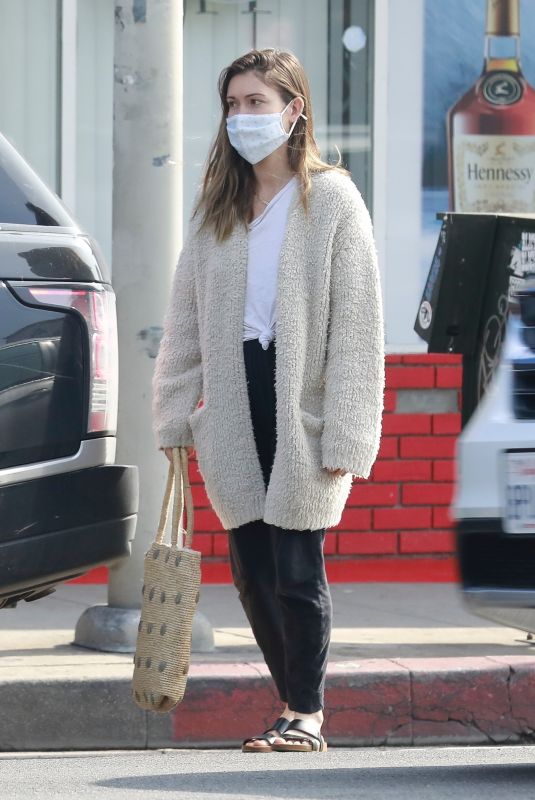 LAUREN PARSEKIAN Leaves a Liquor Store in Los Feliz 02/08/2021