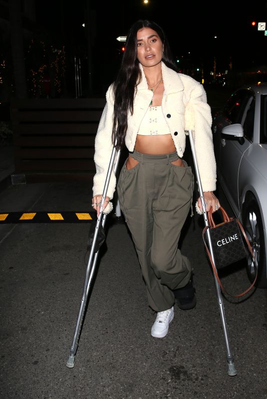 NICOLE WILLIAMS With a Broken Foot at E-Baldi in Beverly Hills 02/24/2021