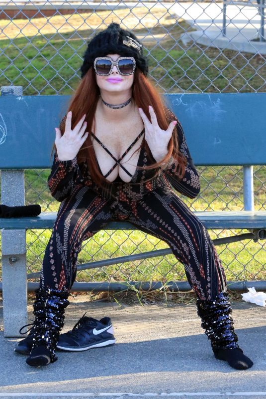 PHOEBE PRICE Playing Tennis Out in Los Anegeles 25/25/2021