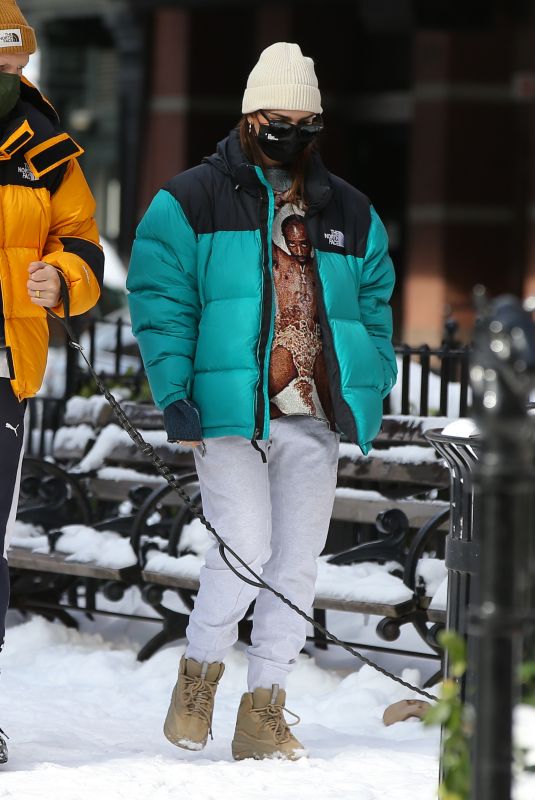 Pregnant EMILY RATAJKOWSKI Out in New York 02/03/2021