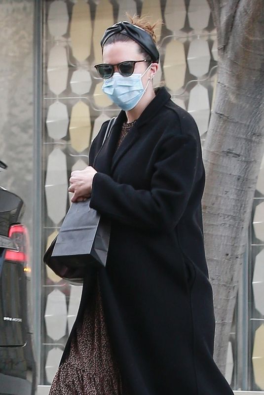 Pregnant MANDY MOORE Shopping on Rodeo Dr. in Beverly Hills 01/31/2021