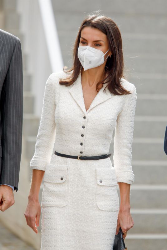 QUEEN LETIZIA OF SPAIN at Helga de Alvear Modern Art Museum in Careers 02/25/2021