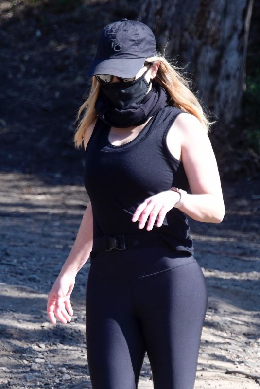 REESE WOITHERSPOON Out Hiking in Los Angeles 02/17/2021