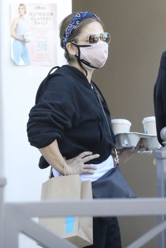 SARAH MICHELLE GELLAR Out for Coffee in Brentwood 02/18/2021