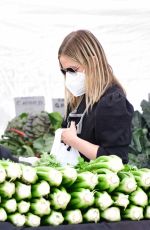 SARAH MICHELLE GELLAR Sgopping at Farmers Market in Brentwood 01/31/2021