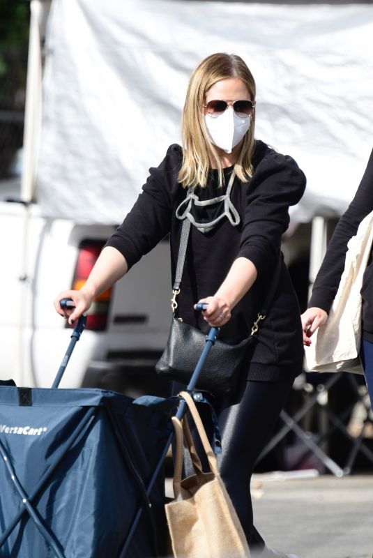 SARAH MICHELLE GELLAR Sgopping at Farmers Market in Brentwood 01/31/2021