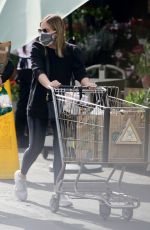 SARAH MICHELLE GELLAR Shopping at Whole Foods in Los Angeles 02/05/2021