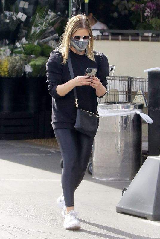 SARAH MICHELLE GELLAR Shopping at Whole Foods in Los Angeles 02/05/2021