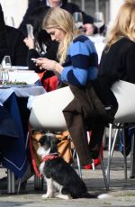 TAYLOR NEISEN and Liev Schreiber Out for lunch in Venice 02/21/2021