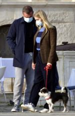 TAYLOR NEISEN and Liev Schreiber Out for lunch in Venice 02/21/2021
